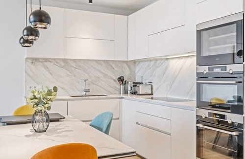 Gasperich Apartamento | Stylish and Luxurious Apt with Pool & Gym