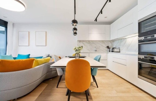 Gasperich Apartamento | Stylish and Luxurious Apt with Pool & Gym