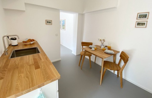 Wolfratshausen Apartamento | Apartamento moderno con linda cabaña y jardín