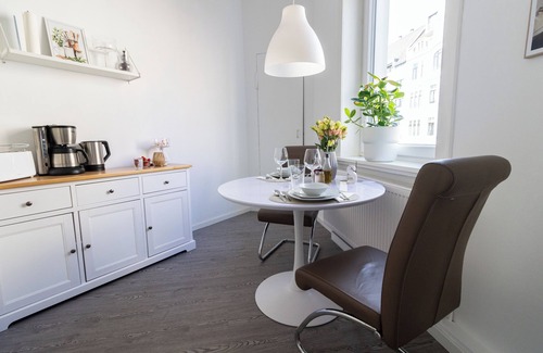 Vahrenwald-List Apartamento | Stylish City Apartment at Lister Platz - Central, Quiet, Families-Friendly