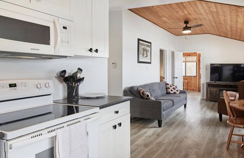 Selwyn Cabaña | Stylish cottage getaway with stunning water views!