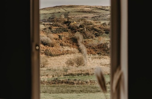 Dromore Cabaña | Stylish Cottage with hot tub and gorgeous views