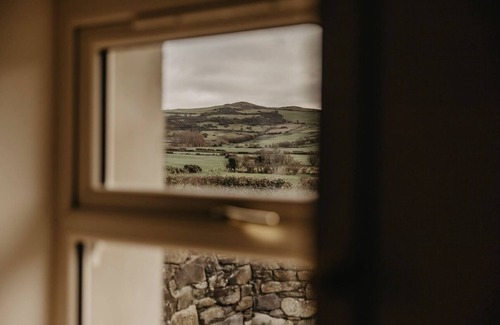 Dromore Cabaña | Stylish Cottage with hot tub and gorgeous views