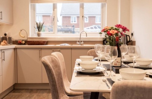 Greasby Casa | Stylish Detached Upton Home | Sleeps 8 | Parking