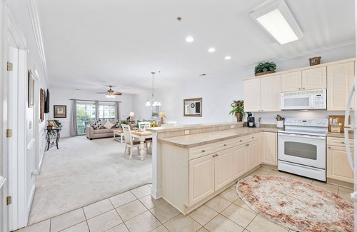 Central Myrtle Beach Condominio | Stylish & Elegant 2BR 2BA Villa