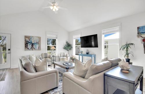 Pass Christian Casa | Stylish Family Stay 3BR3BA Balcony BBQ