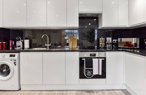 Penge Condominio | Stylish Flat in Centre - Hassle Free and Peaceful!