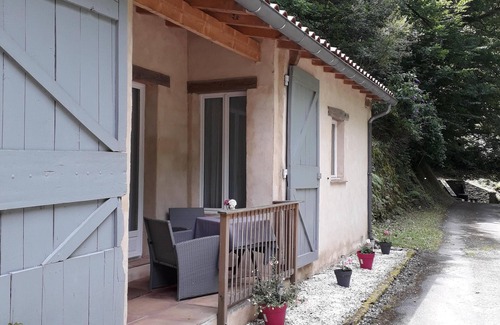 Boissezon Cabaña | Elegantemente renovado Albergue con terraza cubierta En Village Encanto