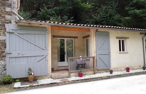 Boissezon Cabaña | Elegantemente renovado Albergue con terraza cubierta En Village Encanto