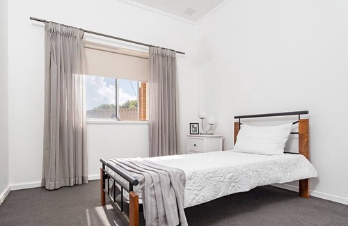 Mount Tarcoola Otro | Stylish modern unit close to beaches and town