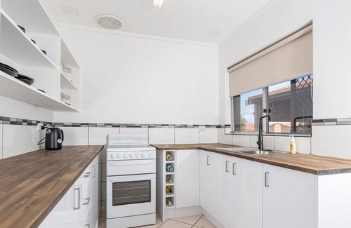Mount Tarcoola Otro | Stylish modern unit close to beaches and town