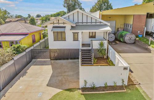 North Toowoomba Casa | Stylish Retreat Garden Oasis