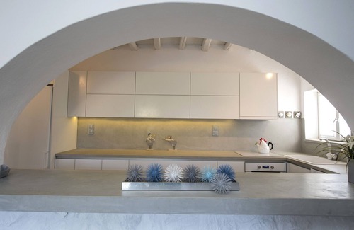 Santa Maria Villa | Elegante villa privada junto al mar con piscina, a 1 minuto de la playa de arena de Mikri Santa.