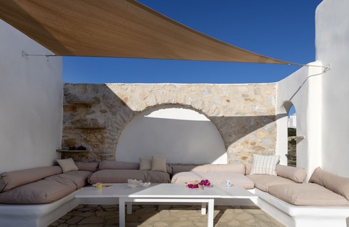 Santa Maria Villa | Elegante villa privada junto al mar con piscina, a 1 minuto de la playa de arena de Mikri Santa.