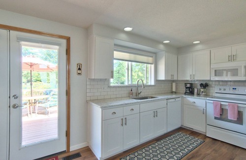 McMinnville Casa | Stylish Single Level Wine Escape