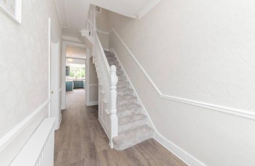 Finchley Casa | Stylish & Spacious 3-Bed House, Parking and Garden