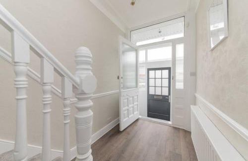 Finchley Casa | Stylish & Spacious 3-Bed House, Parking and Garden