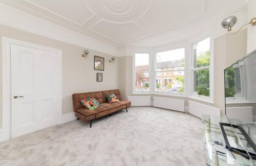 Finchley Casa | Stylish & Spacious 3-Bed House, Parking and Garden