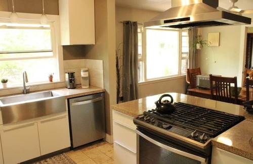 Westside Connection Casa | Suburban Garden on 1.5 acres with pool and hot tub