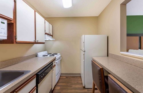 Akron Hotel | Suburban Studios Copley Akron West