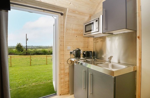 Cross Cabaña | SUFFOLK, pet friendly, with hot tub in Axbridge