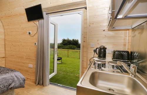 Cross Cabaña | SUFFOLK, pet friendly, with hot tub in Axbridge