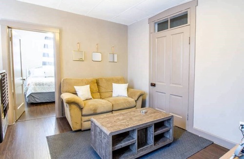 Hermann Hotel | Suite 2 - Adorable suite de 1 dormitorio en el centro de Hermann. ¡Caminar a todos lados!