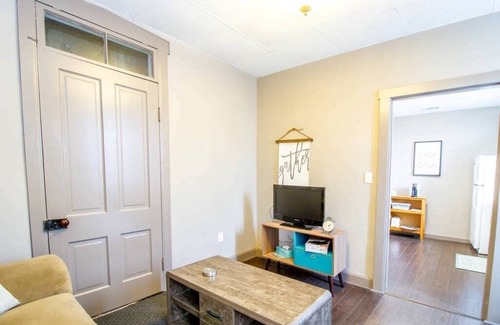 Hermann Hotel | Suite 2 - Adorable suite de 1 dormitorio en el centro de Hermann. ¡Caminar a todos lados!