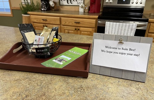 Marion Apartamento | Suite Bee Studio Apartment; North Main Street with Creekside Deck