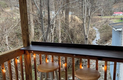 Marion Apartamento | Suite Bee Studio Apartment; North Main Street with Creekside Deck