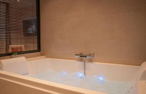 Collobrieres Apartamento | Suite de Luxe Jacuzzi balnéo,King size Bed