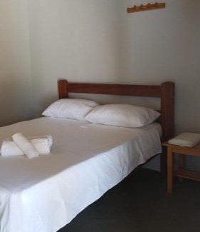 Ponta do Anel Apartamento | Suite Lua - Quarto e Banheiro com Ar Condicionado no Macapa Paradise