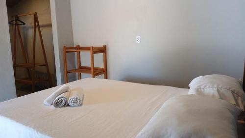 Ponta do Anel Apartamento | Suite Lua - Quarto e Banheiro com Ar Condicionado no Macapa Paradise