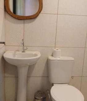 Ponta do Anel Apartamento | Suite Lua - Quarto e Banheiro com Ar Condicionado no Macapa Paradise