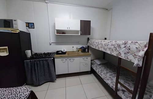 Ressacada Apartamento | Suite TEN air conditioning and kitchen