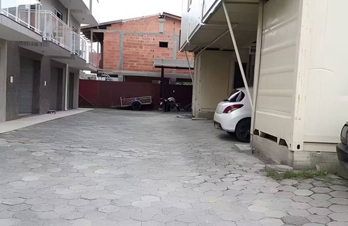 Ressacada Apartamento | Suite TEN air conditioning and kitchen