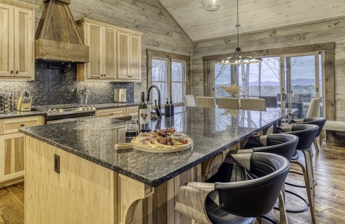 Mineral Bluff Cabina | Summer Retreat | 5 Kings, Heated Pool, Hot Tub, Playground & Views