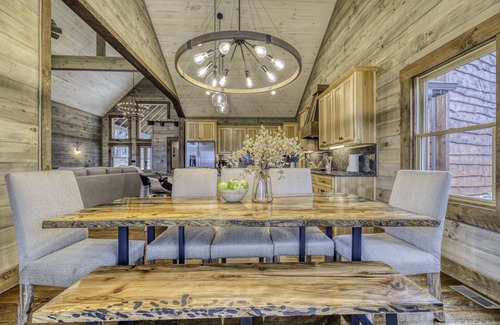 Mineral Bluff Cabina | Summer Retreat | 5 Kings, Heated Pool, Hot Tub, Playground & Views