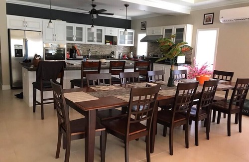 Canaan Villa | Villa Girasol 🌻 Asegurado! COMPLETAMENTE CON AIRE ACONDICIONADO, cocina extra de exterior