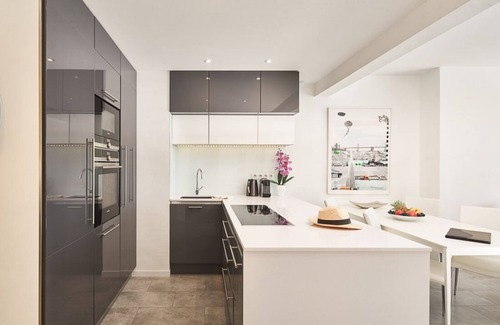 Fabron Apartamento | Propiedades de la luz solar SUNRISE - Ático con vistas al mar para 4 personas