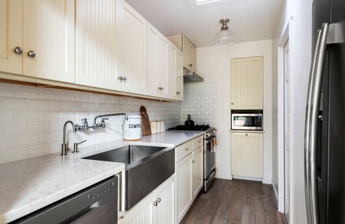 Sylvia Park Cabaña | Sunny 2 Bedroom Garden Cottage with Hot Tub on Topanga State Park