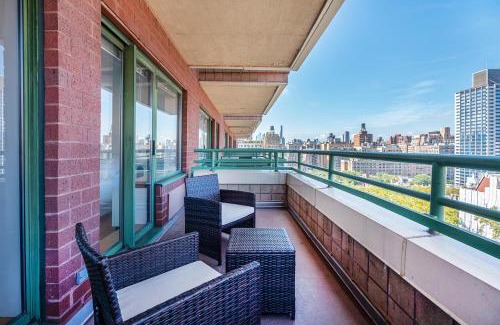 Upper West Side Apartamento | Sunny 3 BR 3 Bath Apt with Large Balcony