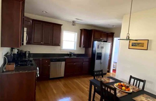 South Side Condominio | Sunny and spacious 2-BR condo near Hospitals, Universities and Biotechs