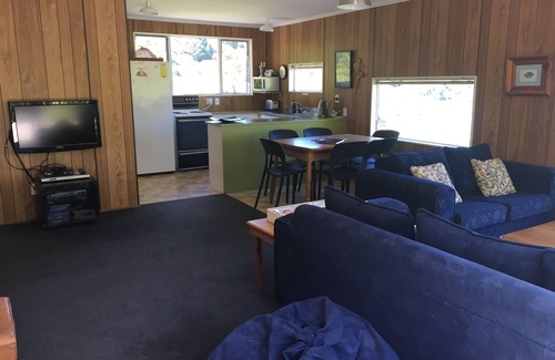 Te Mahia Casa | Soleado bach por encima de la playa de natación aislada