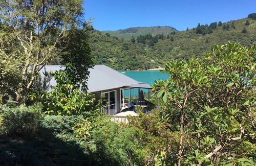 Te Mahia Casa | Soleado bach por encima de la playa de natación aislada