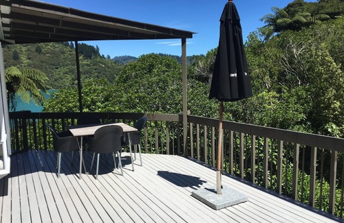 Te Mahia Casa | Soleado bach por encima de la playa de natación aislada