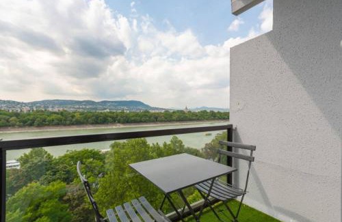 Ujlipotvaros Apartamento | Sunny Hotel Home with An Unbeatable Balcony View