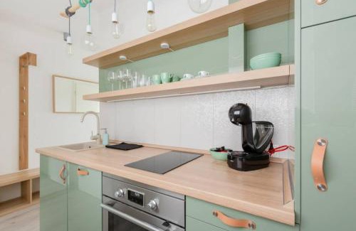 Ujlipotvaros Apartamento | Sunny Hotel Home with An Unbeatable Balcony View