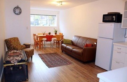 Grandview-Woodland Apartamento | Suite soleada y espaciosa de un dormitorio con jardín