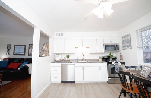 Airport Township Apartamento | Sunny SparkingClean King bed Apt- CreveCoeurPark